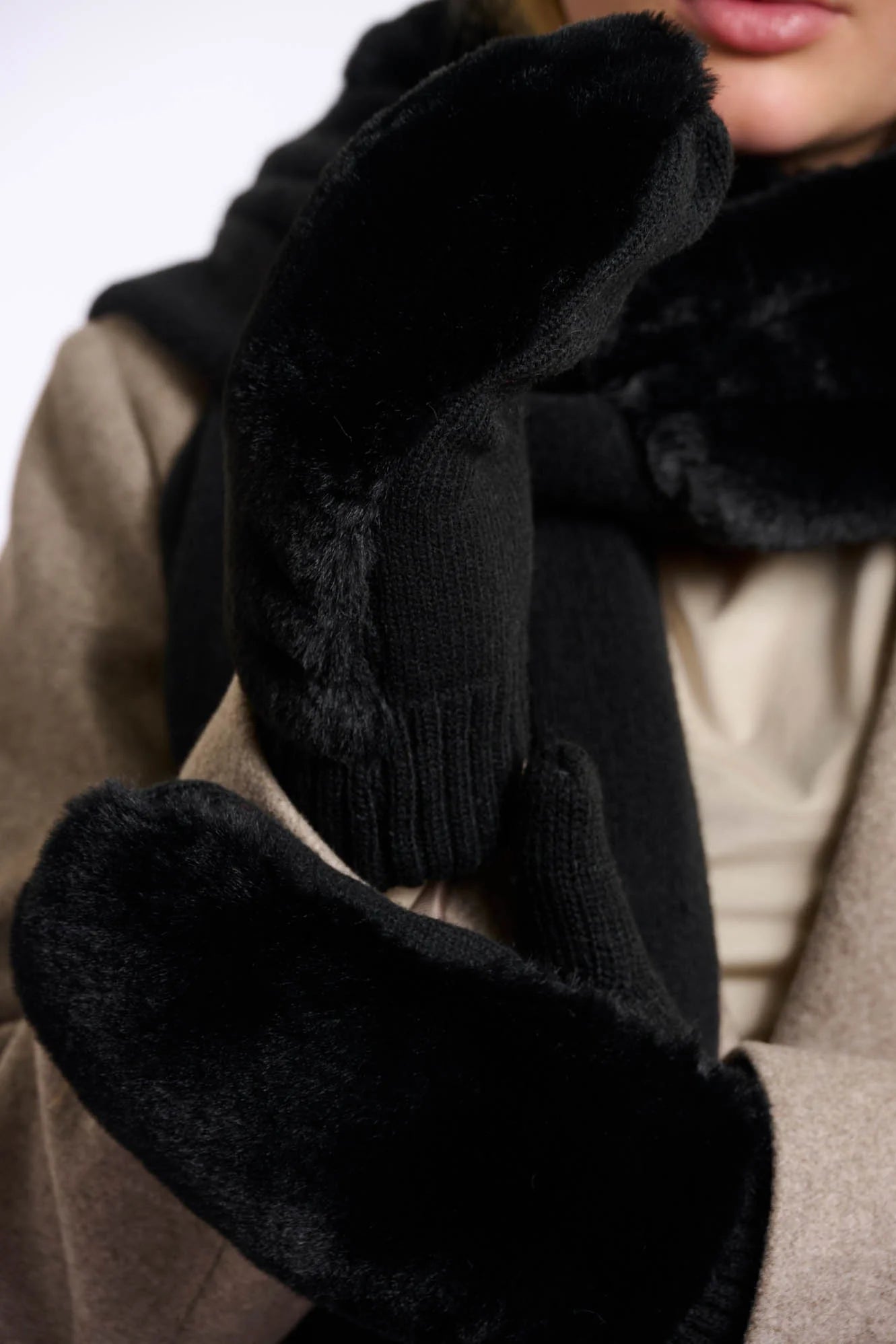 Oxo Faux Fur Gloves (Black)