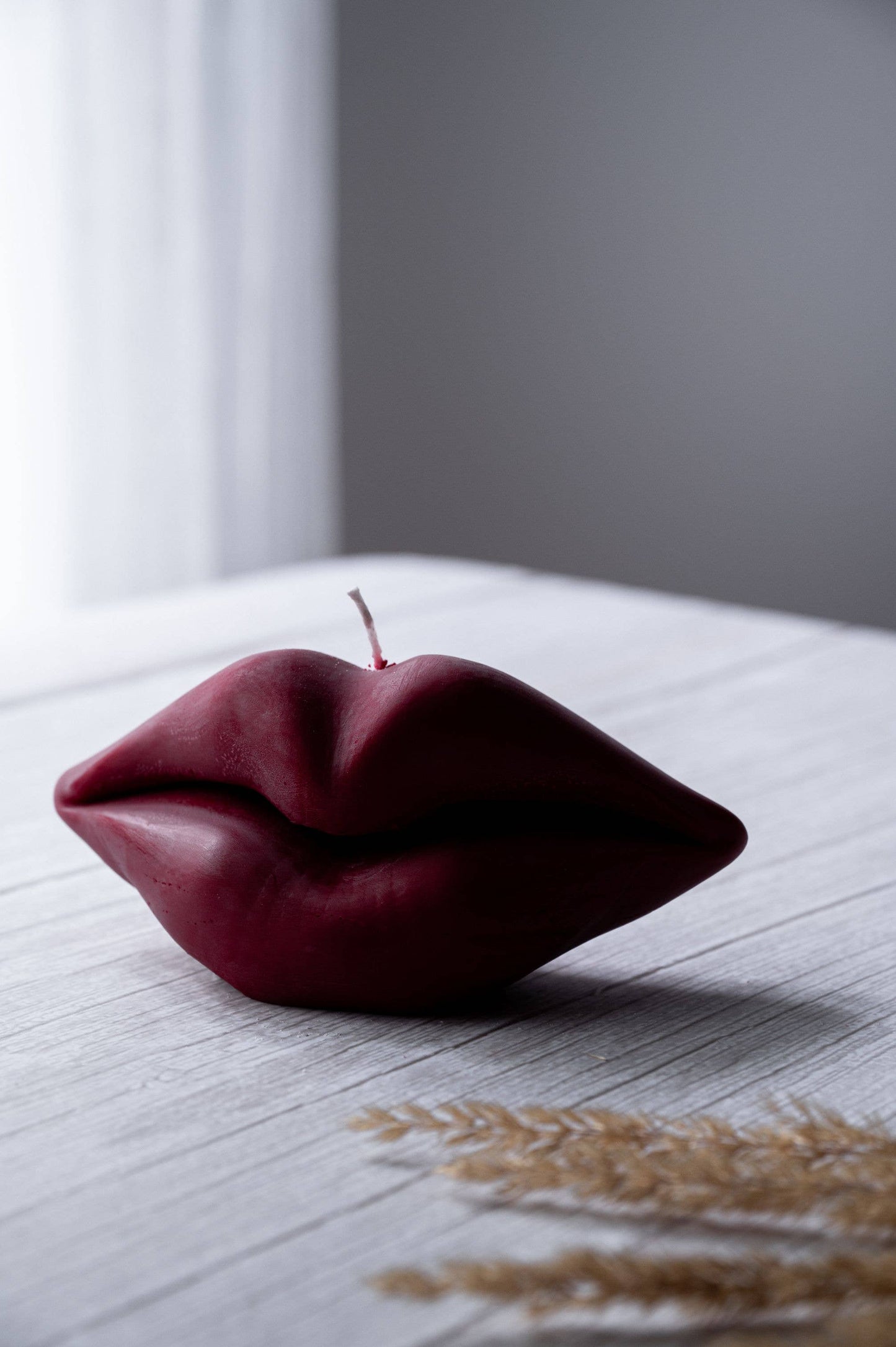 Kissable Glow: Luxurious Lip-shaped Candle (Dark Red / Unscented)