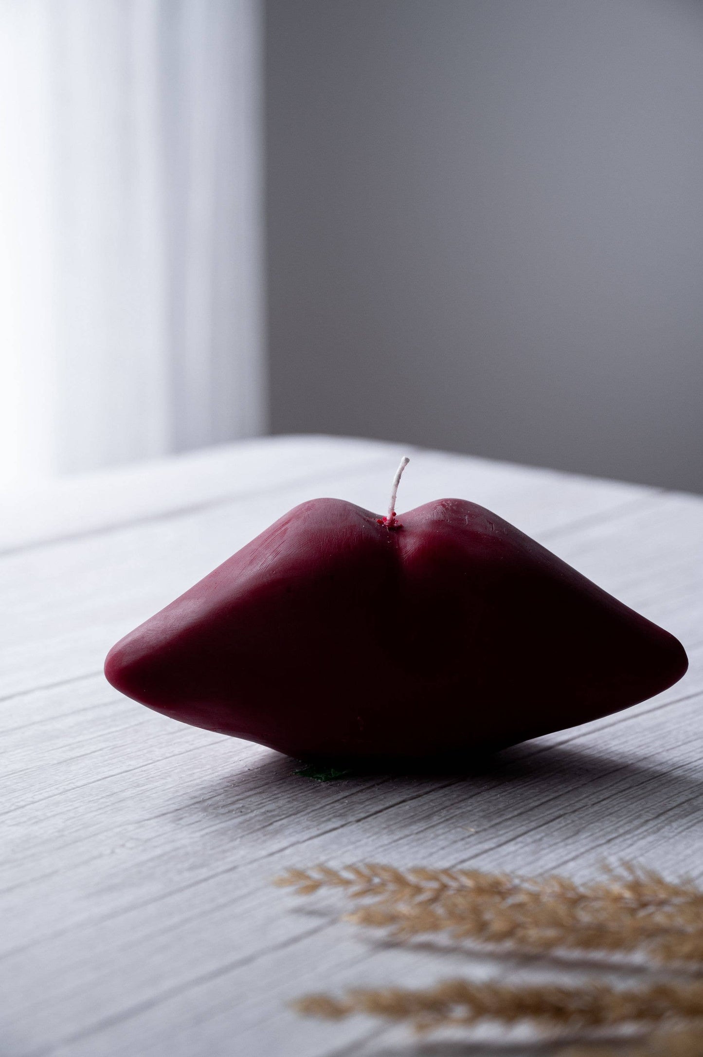Kissable Glow: Luxurious Lip-shaped Candle (Dark Red / Unscented)