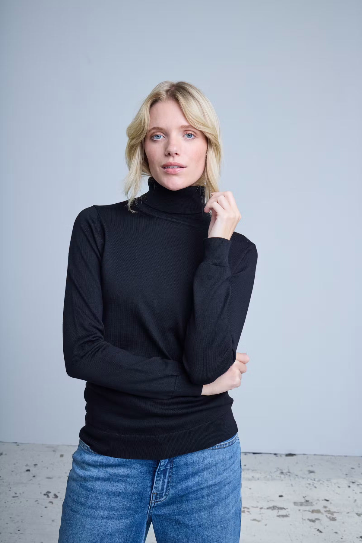 Ihlula Lightweight Turtleneck (Black)