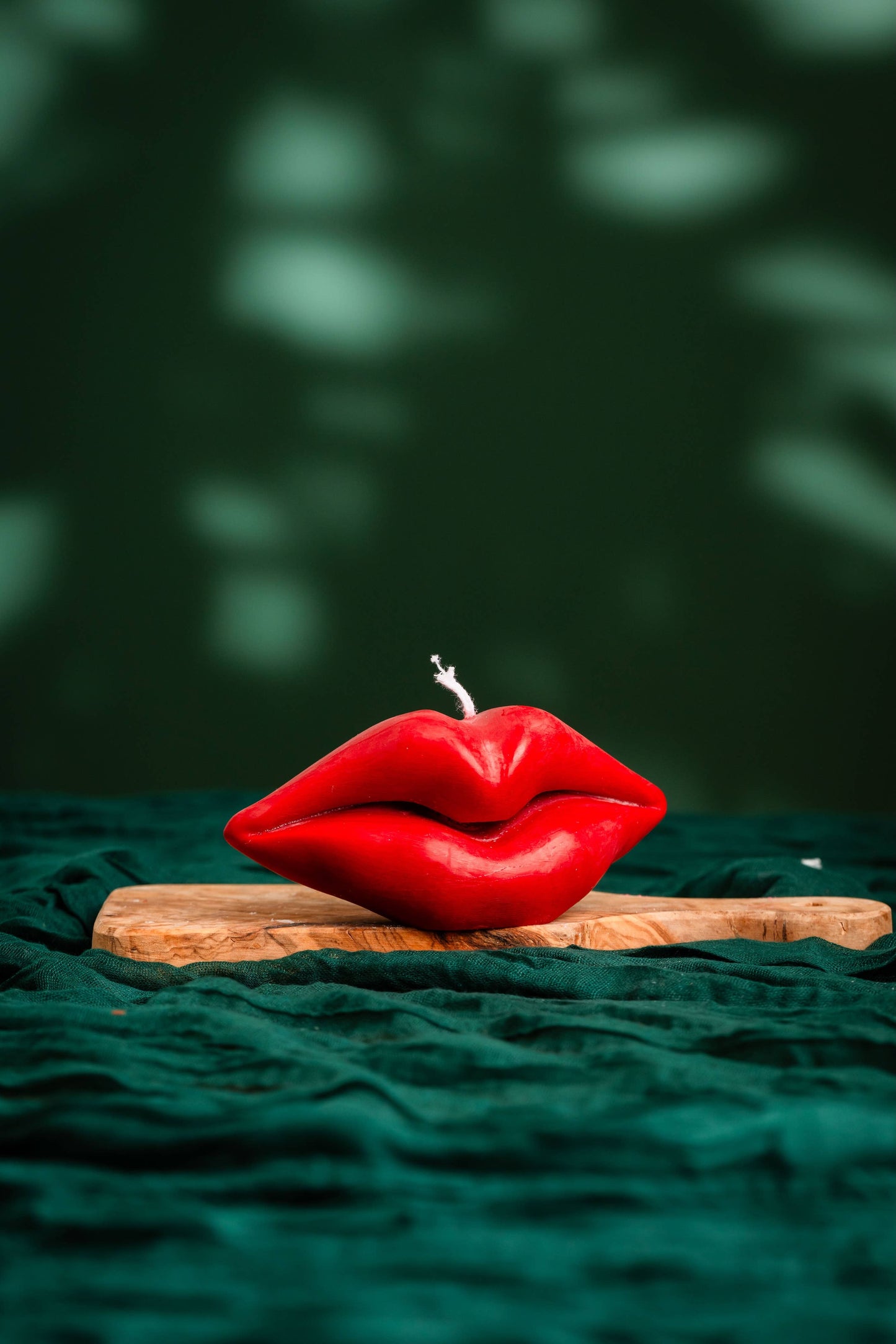 Kissable Glow: Luxurious Lip-shaped Candle  (Red / Vanilla)