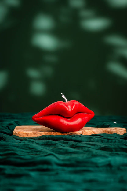 Kissable Glow: Luxurious Lip-shaped Candle  (Red / Vanilla)