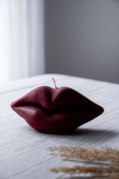 Kissable Glow: Luxurious Lip-shaped Candle (Dark Red / Unscented)