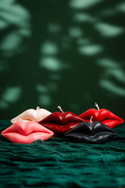 Kissable Glow: Luxurious Lip-shaped Candle  (Red / Vanilla)