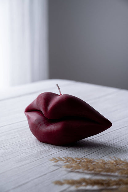 Kissable Glow: Luxurious Lip-shaped Candle (Dark Red / Unscented)