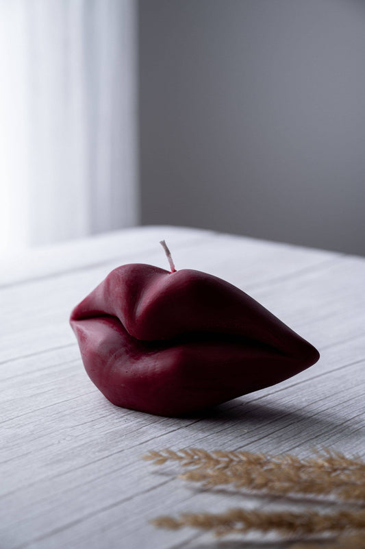 Kissable Glow: Luxurious Lip-shaped Candle (Dark Red / Unscented)